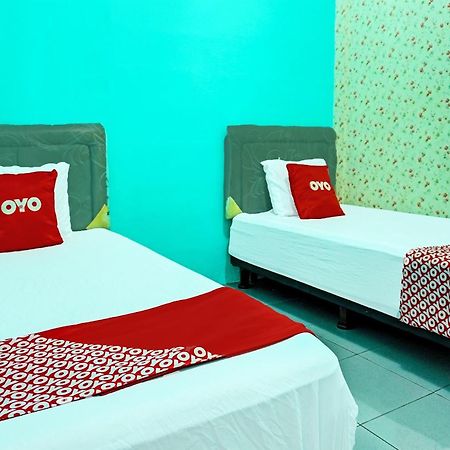 Oyo 91731 Home Stay Elis Cateliya Syariah Karawang Exterior photo