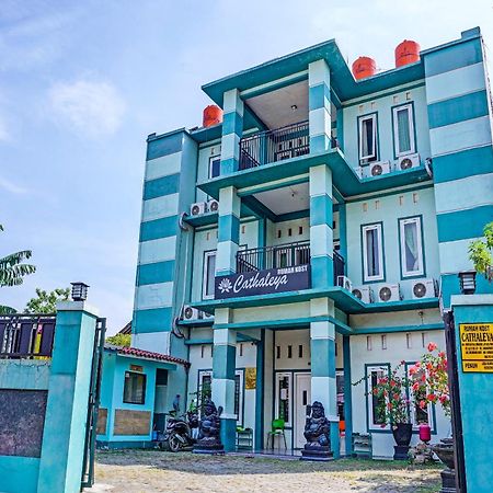 Oyo 91731 Home Stay Elis Cateliya Syariah Karawang Exterior photo