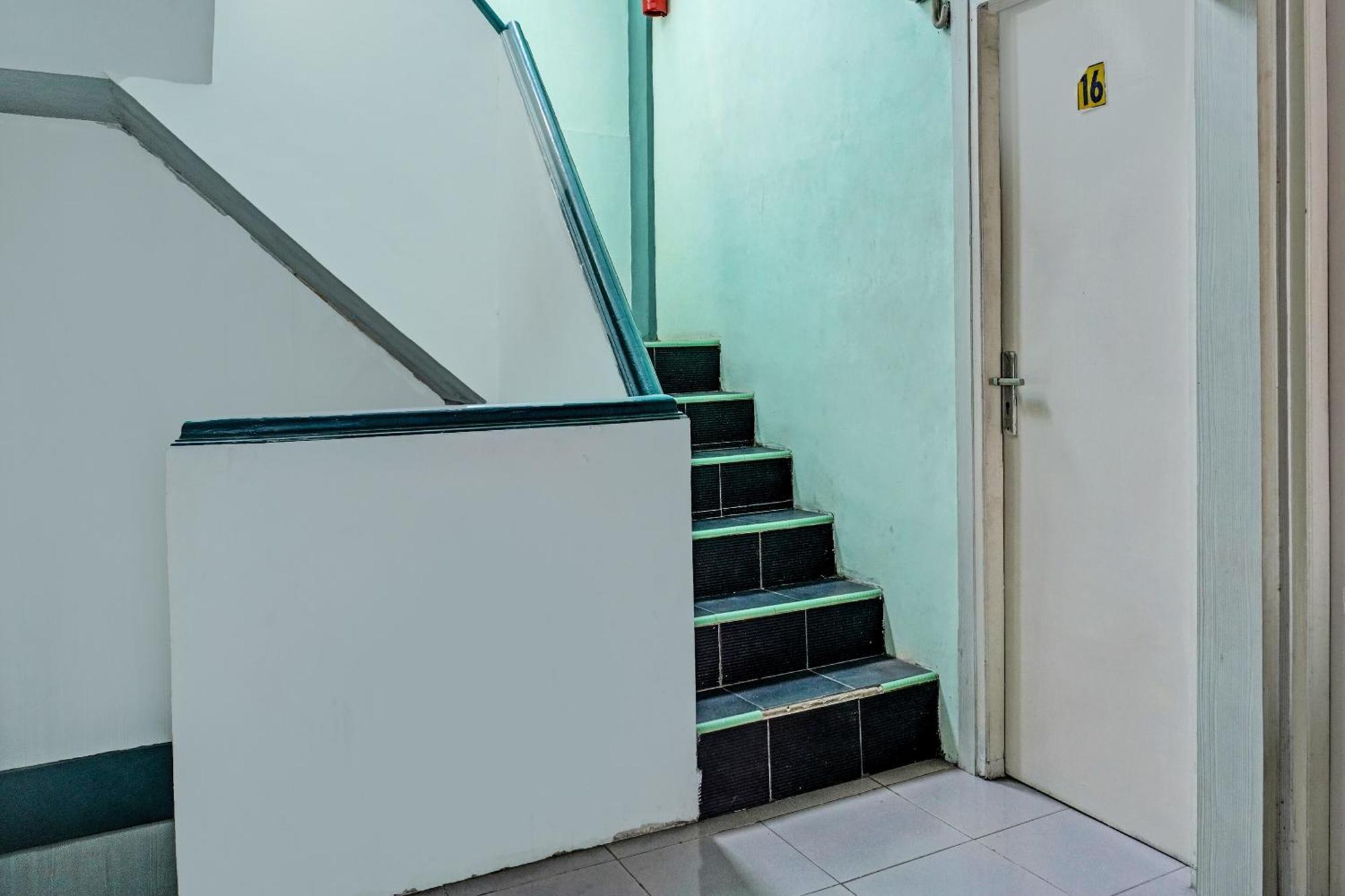 Oyo 91731 Home Stay Elis Cateliya Syariah Karawang Exterior photo