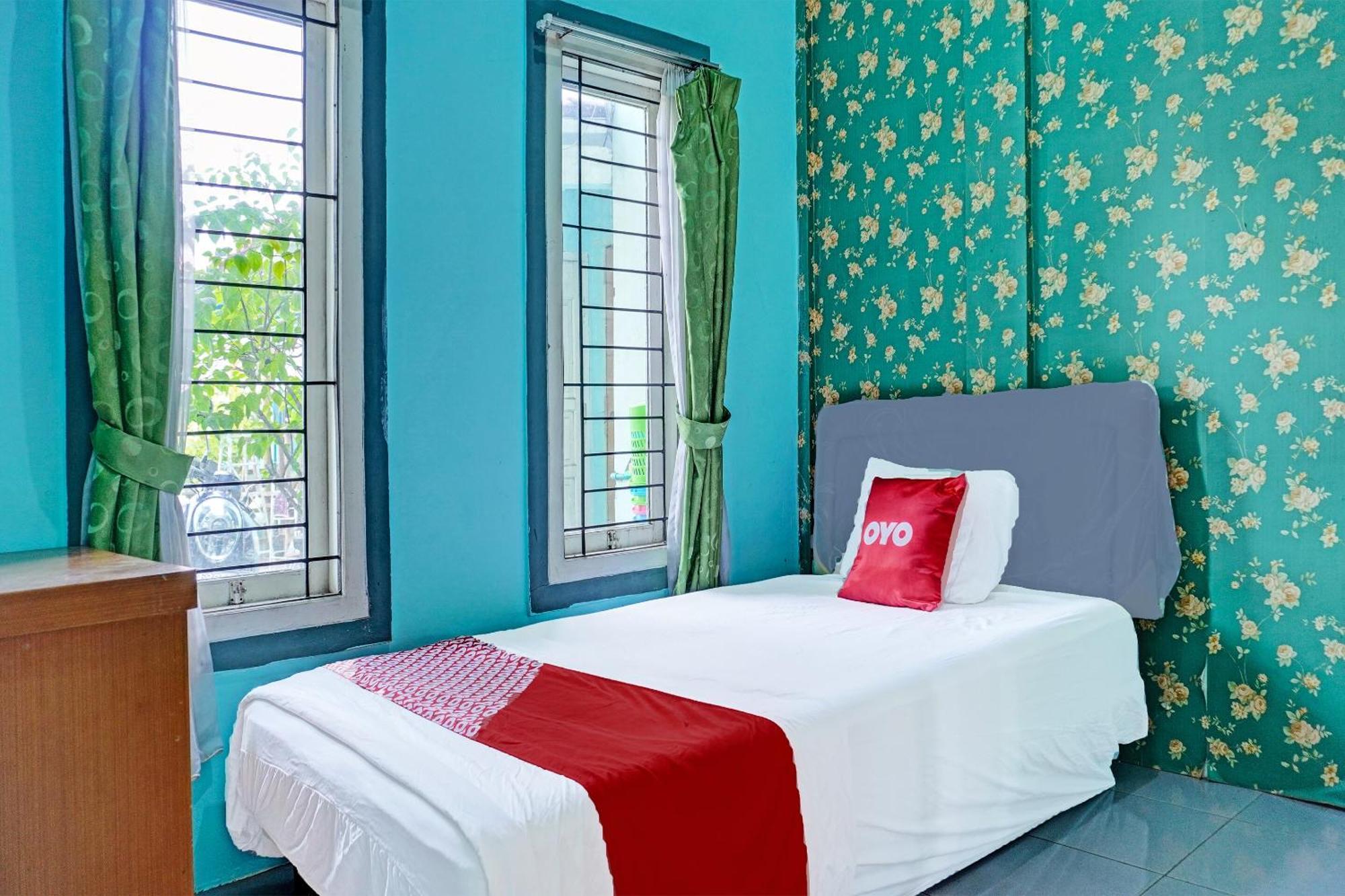 Oyo 91731 Home Stay Elis Cateliya Syariah Karawang Exterior photo