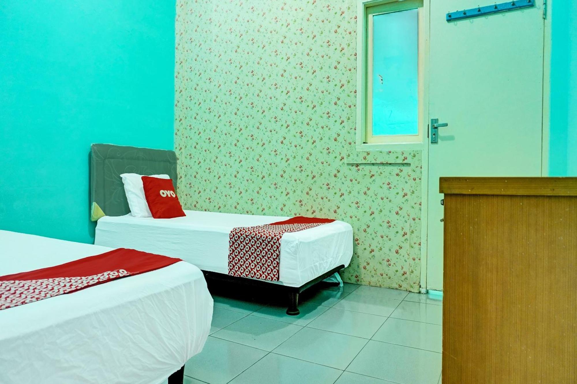 Oyo 91731 Home Stay Elis Cateliya Syariah Karawang Exterior photo