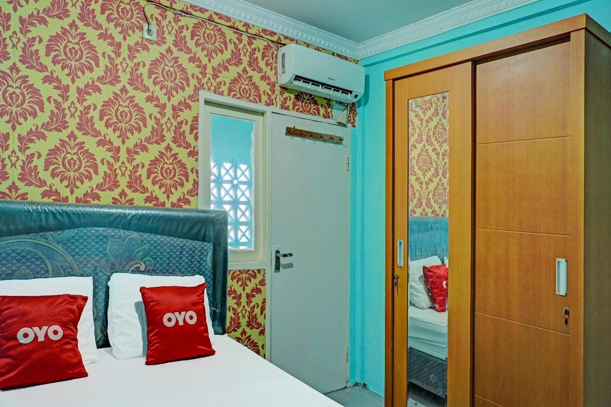 Oyo 91731 Home Stay Elis Cateliya Syariah Karawang Exterior photo