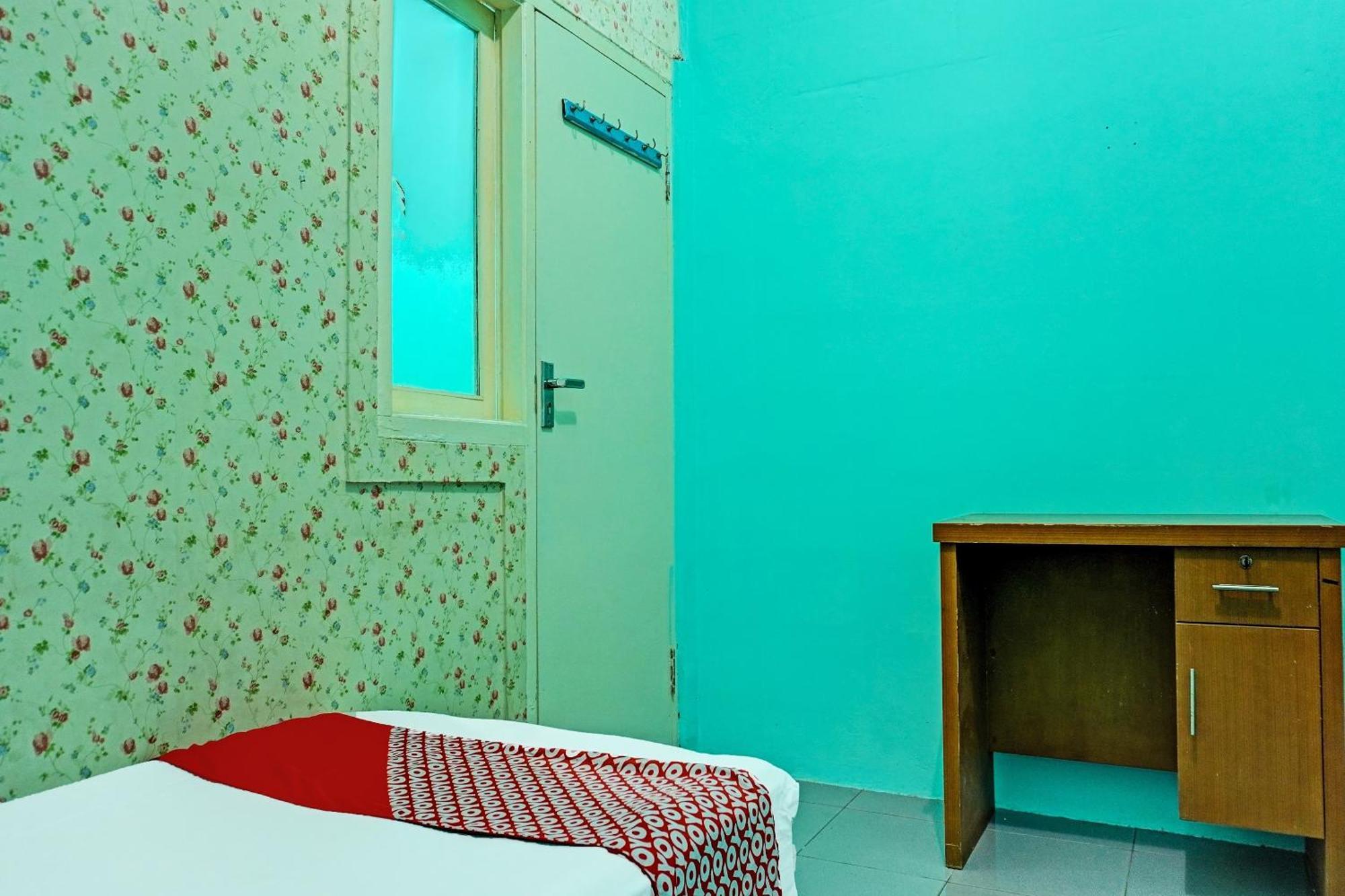 Oyo 91731 Home Stay Elis Cateliya Syariah Karawang Exterior photo