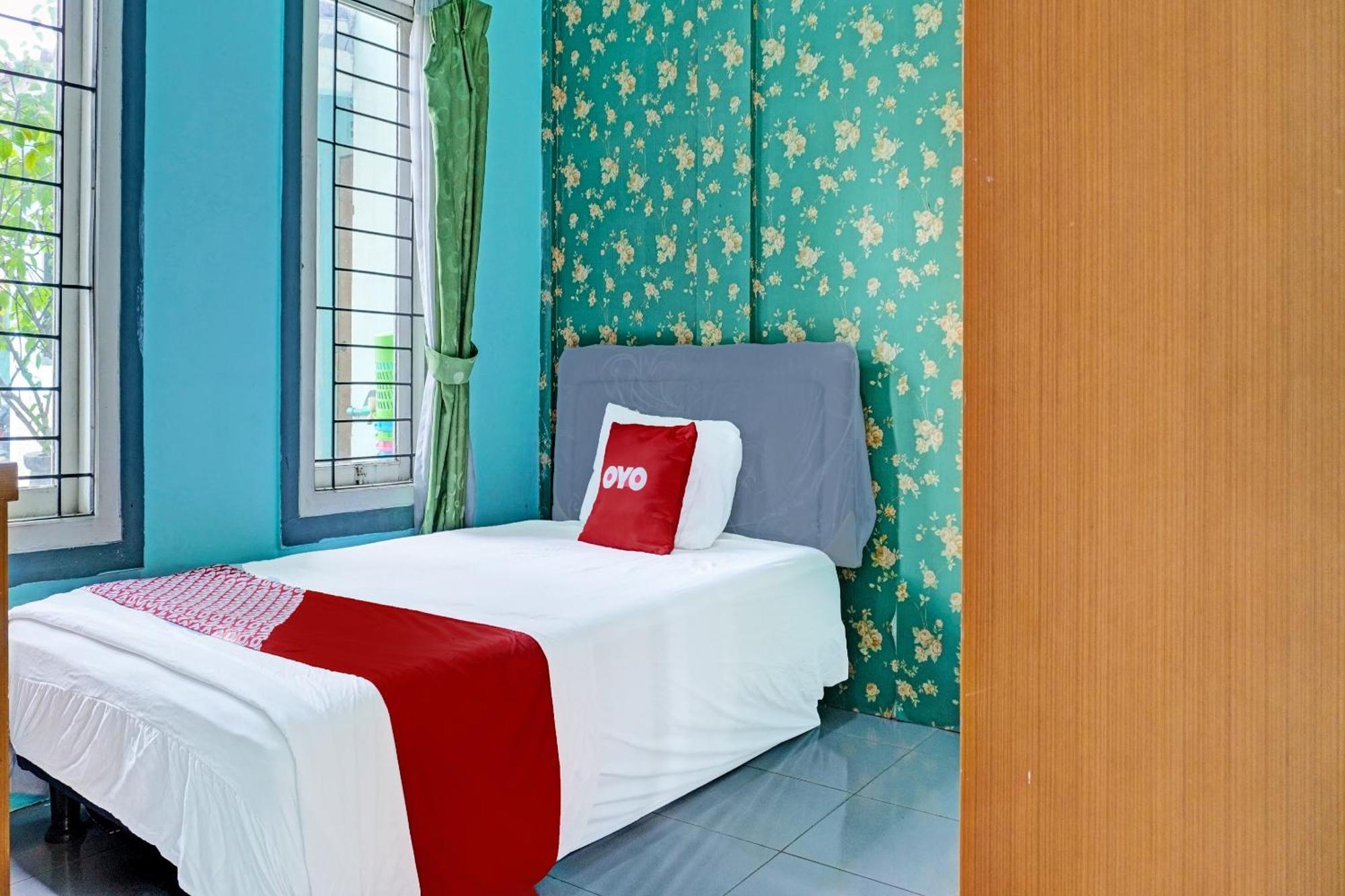 Oyo 91731 Home Stay Elis Cateliya Syariah Karawang Exterior photo