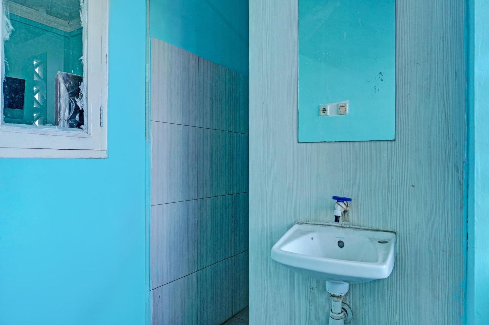 Oyo 91731 Home Stay Elis Cateliya Syariah Karawang Exterior photo